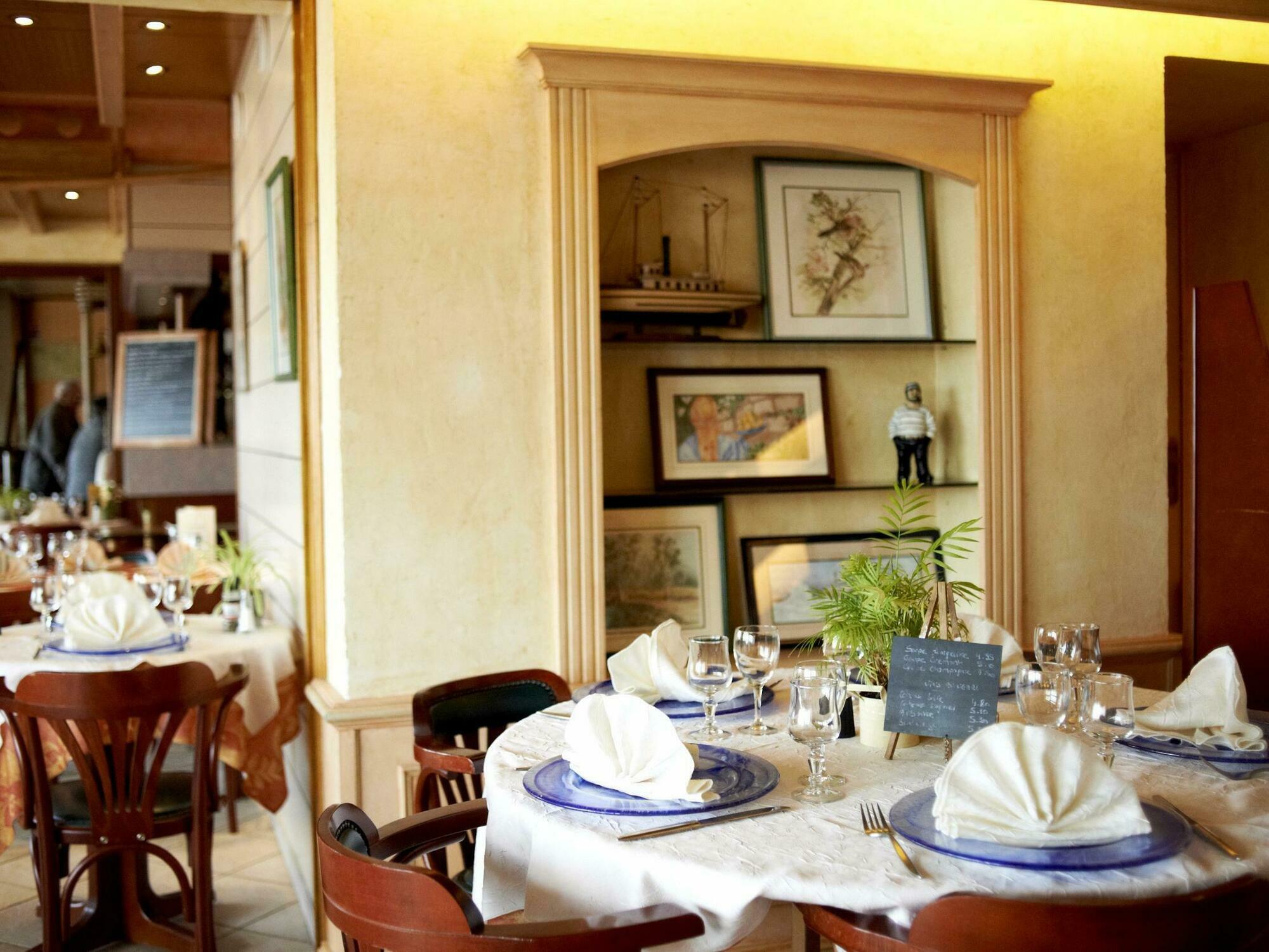 Logis Hotels - Au Poisson D'Argent - Hotel 3 Etoiles Et Restaurant Le Mesnil-en-Vallée Eksteriør billede